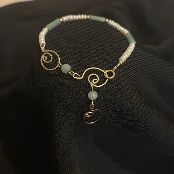 Elegant Pearl, Green and Gold Handmade Bracelet - Picture 1 of 5